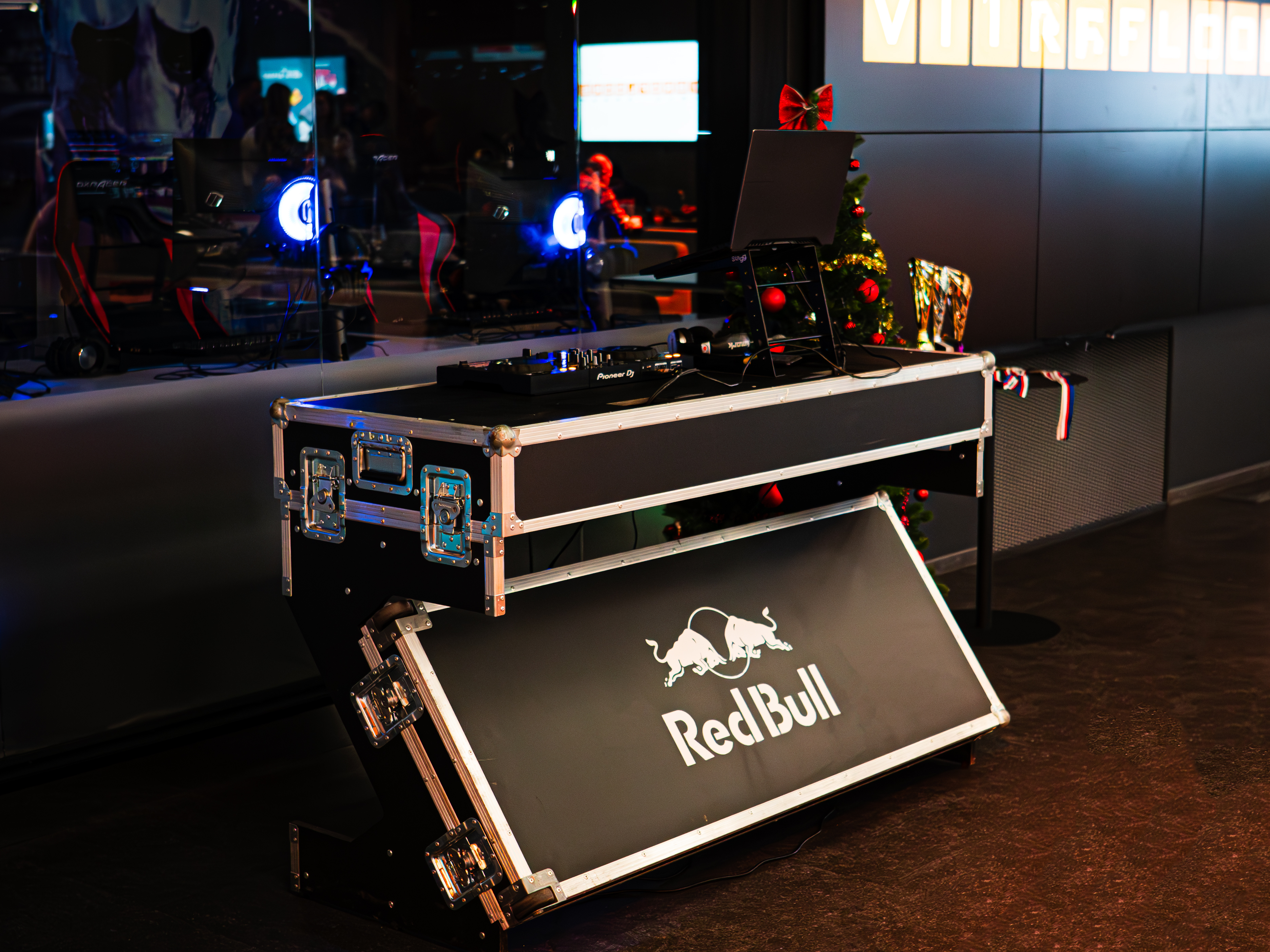 Ideální DJ na váš firemní večírek? Vytvořte dokonalou atmosféru pro networking i zábavu